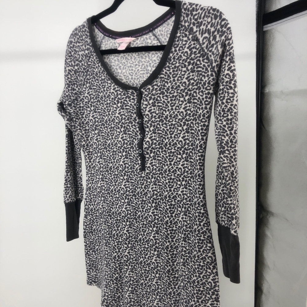 VICTORIA'S SECRET ANIMAL PRINT  SHIRT GREY LONG SLEEVE SZ SMALL